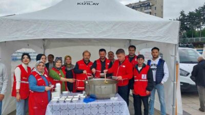 Erzurum’da Kızılay, Muharrem Ayı vesilesiyle Havuzbaşı Kent Meydanı’nda vatandaşlara aşure