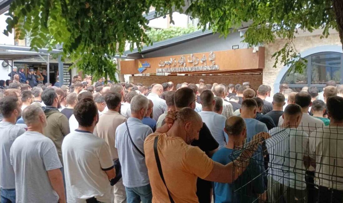 Kocaeli’nin Karamürsel ilçesinde eşinin yanında bıçaklanarak öldürülen Uğur Deniz, kılınan