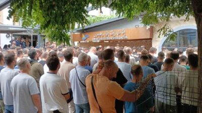 Kocaeli’nin Karamürsel ilçesinde eşinin yanında bıçaklanarak öldürülen Uğur Deniz, kılınan