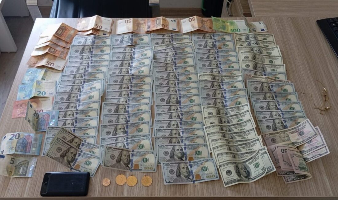 Kocaeli’de otomobilden 8 bin 450 dolar, 750 euro, 3 cumhuriyet