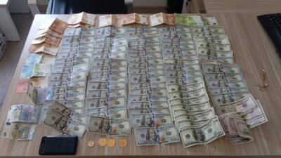 Kocaeli’de otomobilden 8 bin 450 dolar, 750 euro, 3 cumhuriyet