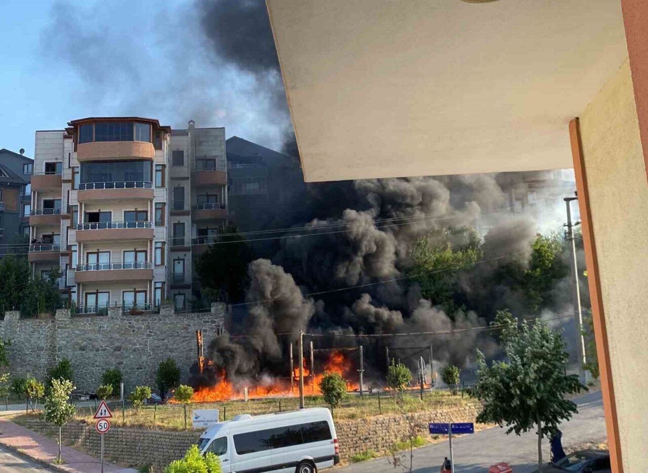 Kocaeli’nin Karamürsel ilçesinde çocuk parkında yangın çıktı. İtfaiye ekiplerinin müdahalesiyle
