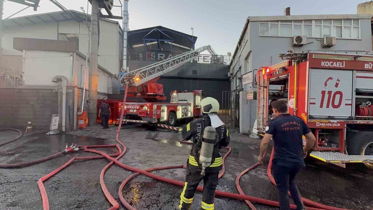Kocaeli’nin Gebze ilçesinde bir demir çelik fabrikasının kompresör bölümünde çıkan