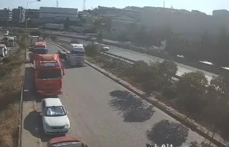 D-100 karayolunun Kocaeli geçişinde iki otomobil ve tırın çarpıştığı kazada