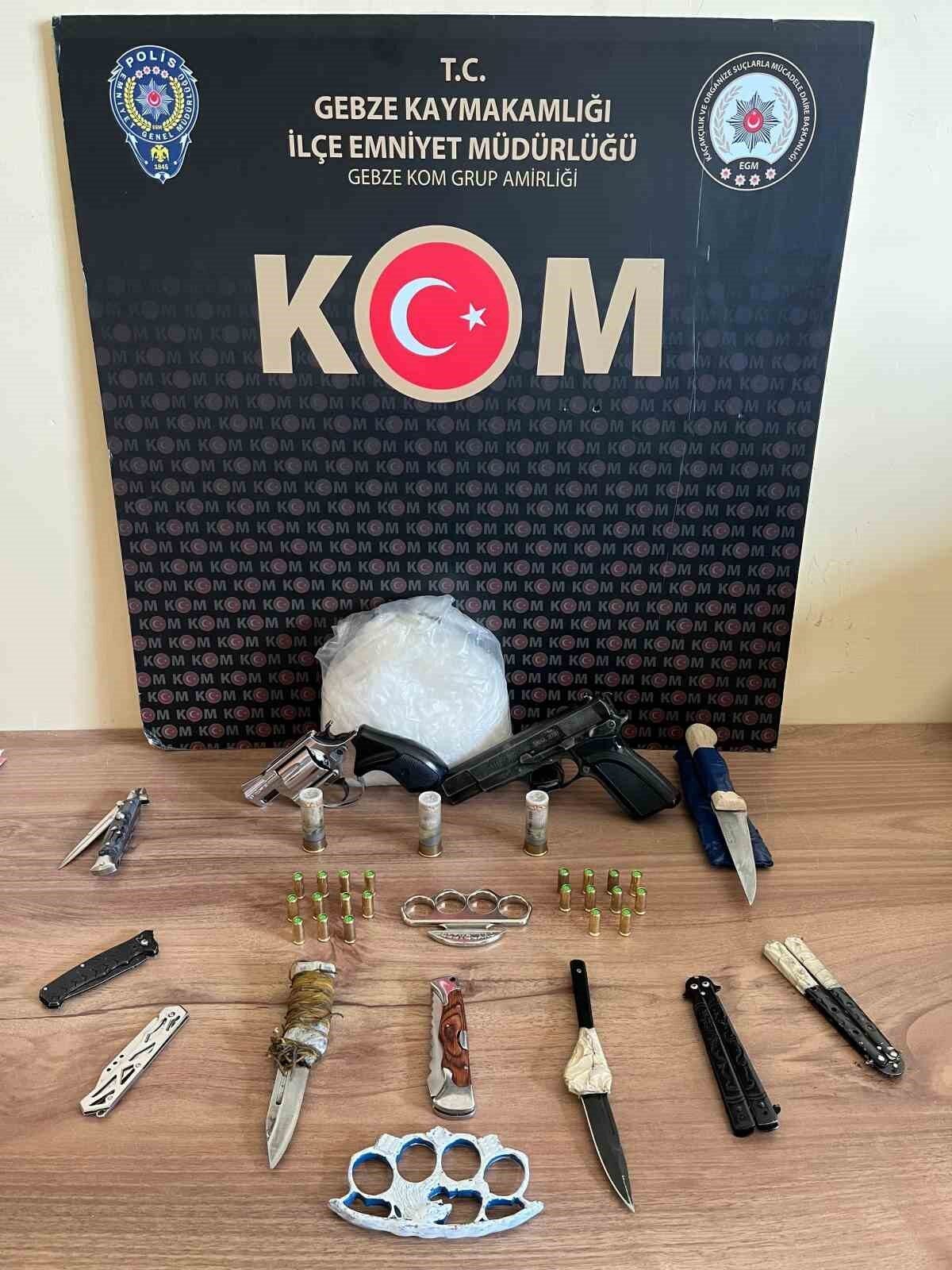 Kocaeli’de 3 ilçeye düzenlenen eş zamanlı operasyonda kaçak silah, mühimmat