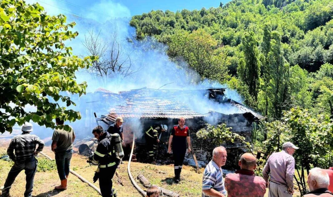 Zonguldak’ta bir kömürlüğü alevler sardı. Yangın, itfaiye ekiplerinin zamanında müdahalesiyle