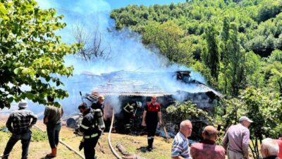 Zonguldak’ta bir kömürlüğü alevler sardı. Yangın, itfaiye ekiplerinin zamanında müdahalesiyle