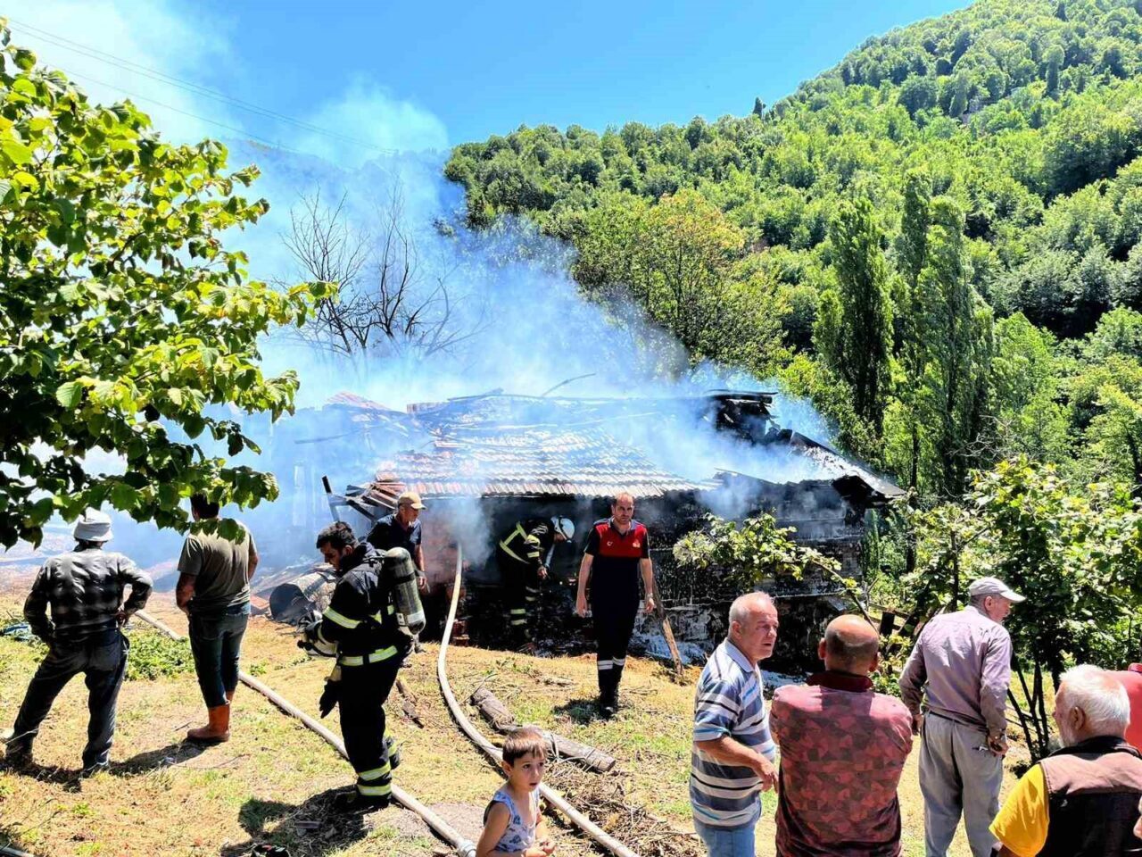 Zonguldak’ta bir kömürlüğü alevler sardı. Yangın, itfaiye ekiplerinin zamanında müdahalesiyle
