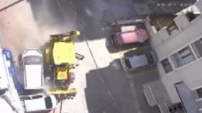 Kocaeli’nin Gebze ilçesinde yokuş aşağı sürüklenen kepçe, park halindeki araçları