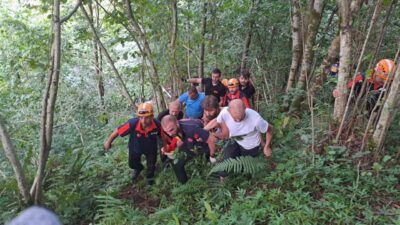 Rize’nin Çayeli ilçesinde kontrolden çıkarak uçuruma giderken ağaçlara takılarak duran