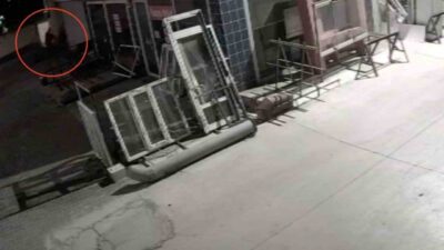 Kastamonu’da bir şahıs, sokakta karşısına çıkan köpeği önce aracıyla ezmeye