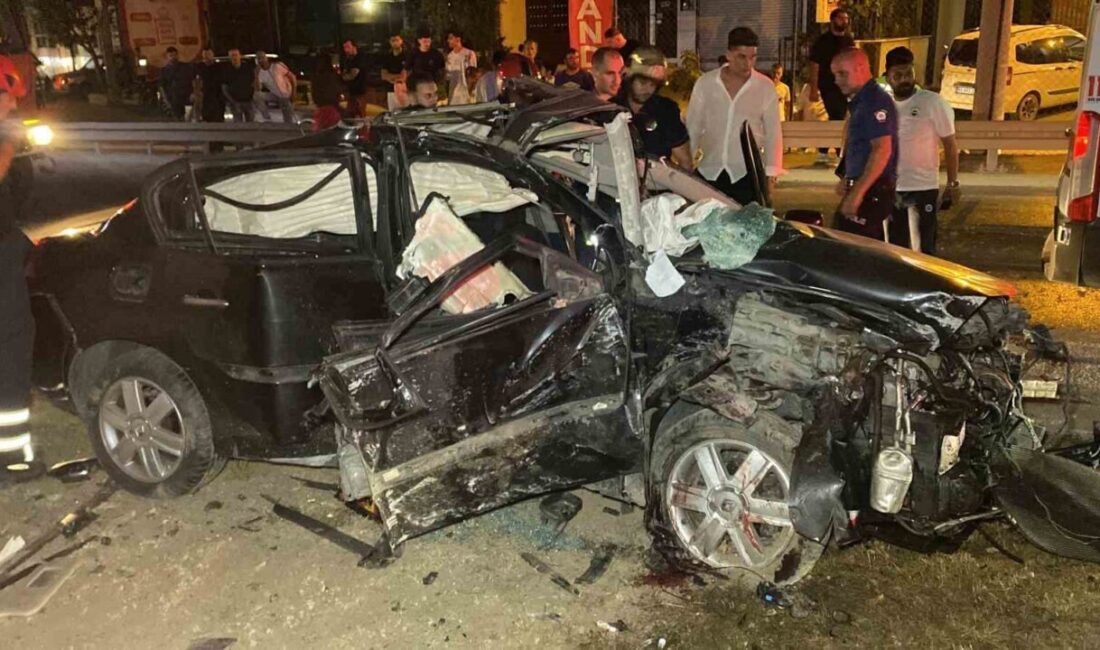 Kocaeli’nin İzmit ilçesinde sürücüsünün kontrolünden çıkan otomobil yol kenarındaki köprü