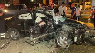 Kocaeli’nin İzmit ilçesinde sürücüsünün kontrolünden çıkan otomobil yol kenarındaki köprü