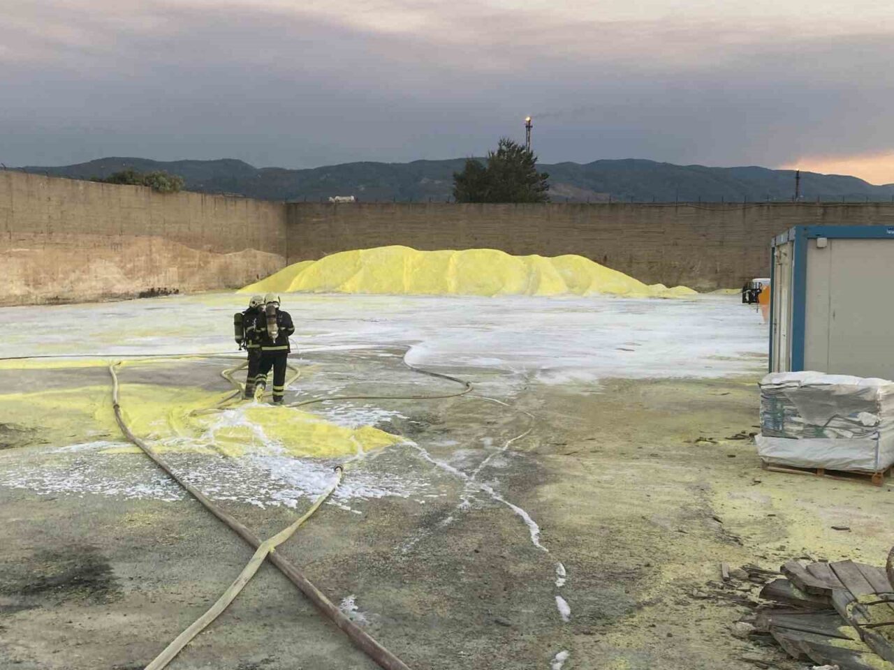Kocaeli’nin Körfez ilçesinde kükürt deposunda çıkan yangın korkuttu. Dumandan bazı