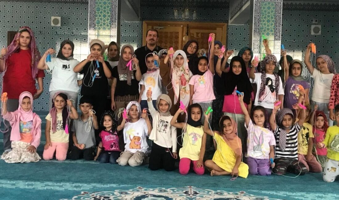 Tercan’da Hacı Ümit Karahan Camisinde Kuran kursunda eğitim gören erkek