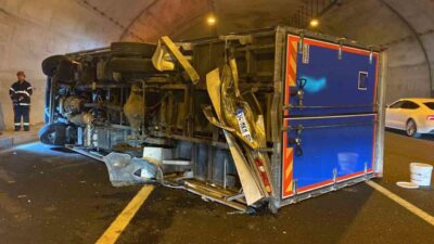 Kuzey Marmara Otoyolu’nun Kocaeli geçişinde, tünel içerisinde kamyonet ile otomobilin