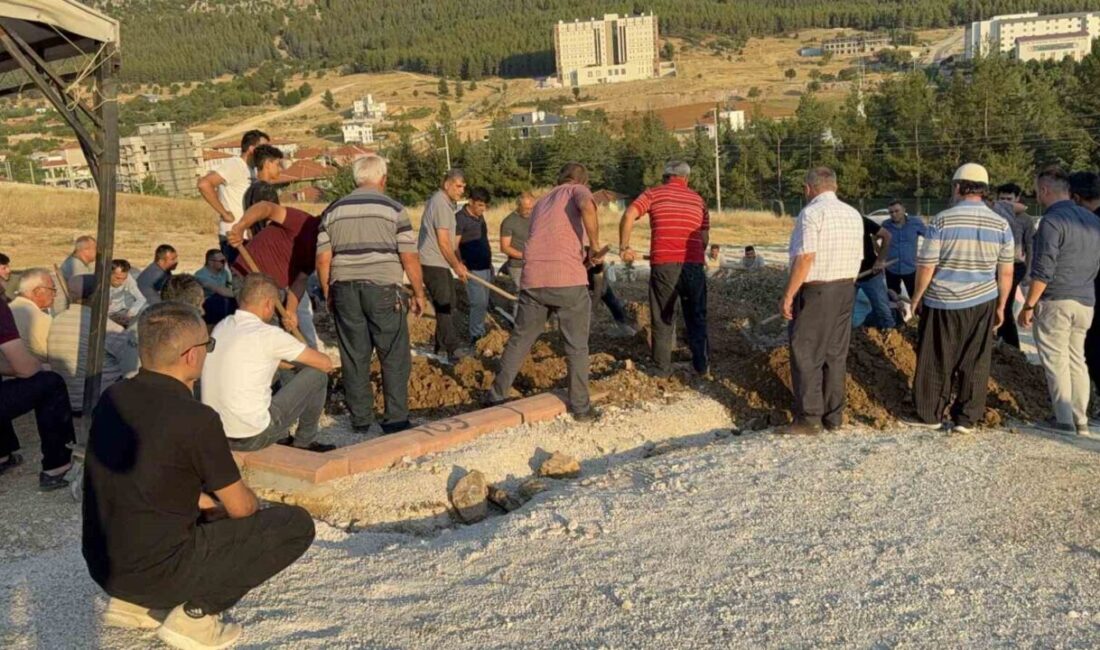 Antalya’da oğlunun isteği üzerine gittikleri lunaparktan çıktıktan sonra kaldırıma çıkan