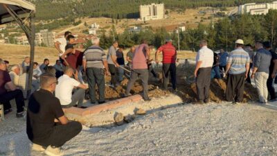 Antalya’da oğlunun isteği üzerine gittikleri lunaparktan çıktıktan sonra kaldırıma çıkan