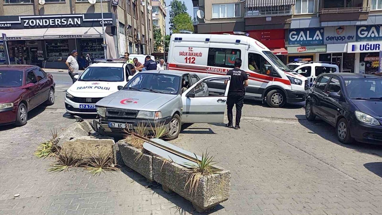 Zonguldak’ın Çaycuma ilçesinde meydana gelen trafik kazasında, manevra yapan bir