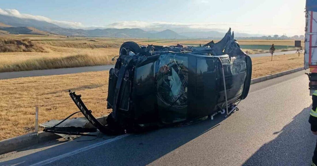 Amasya’nın Merzifon ilçesinde traktör ile hafif ticari aracın çarpışması sonucu