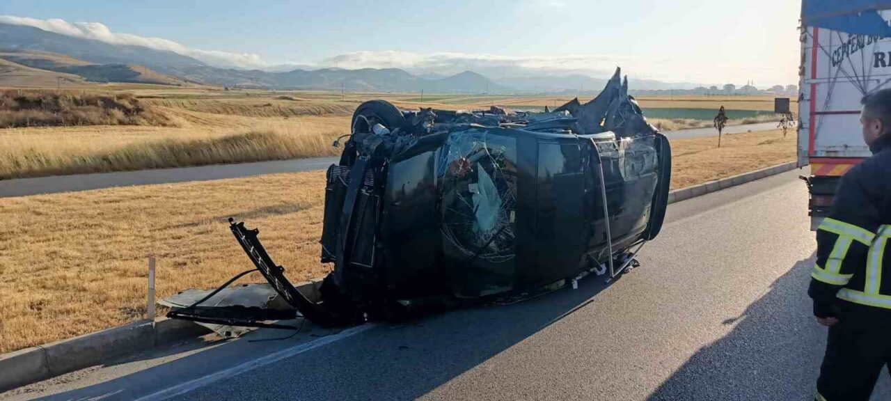 Amasya’nın Merzifon ilçesinde traktör ile hafif ticari aracın çarpışması sonucu