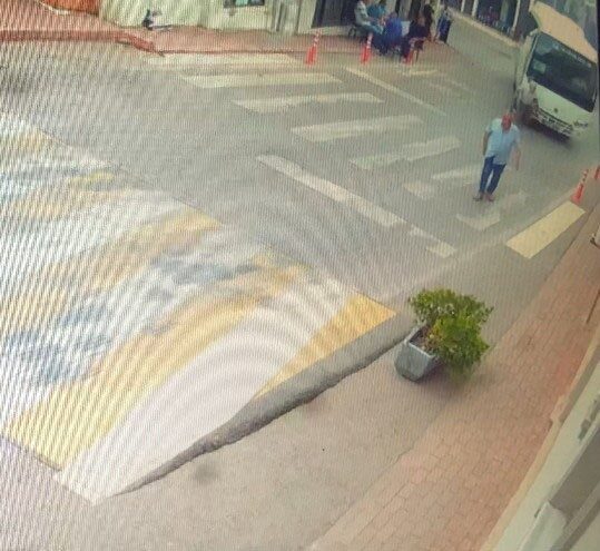 Kocaeli’nin İzmit ilçesinde seyir halindeki servis minibüsünün çarparak altına aldığı