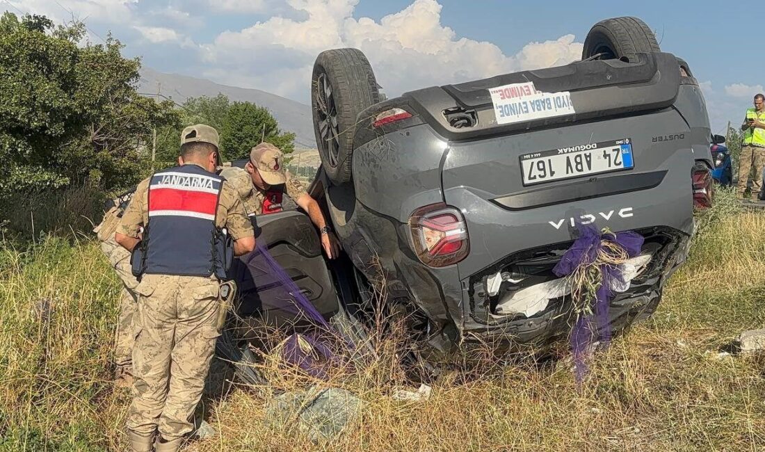 Elazığ’daki nişan töreninden dönen ailenin içinde bulunduğu otomobilin Erzincan’da karıştığı