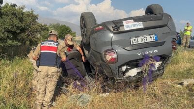 Elazığ’daki nişan töreninden dönen ailenin içinde bulunduğu otomobilin Erzincan’da karıştığı