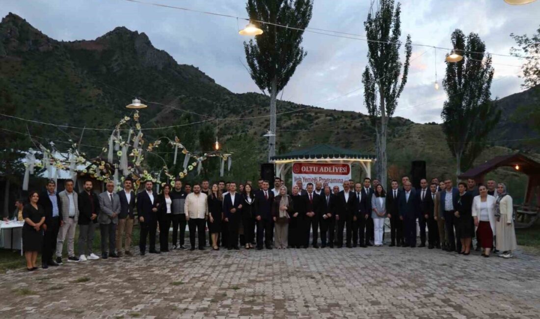 Erzurum’un Oltu ilçesinde tayini çıkan başsavcı ve hakimler için veda