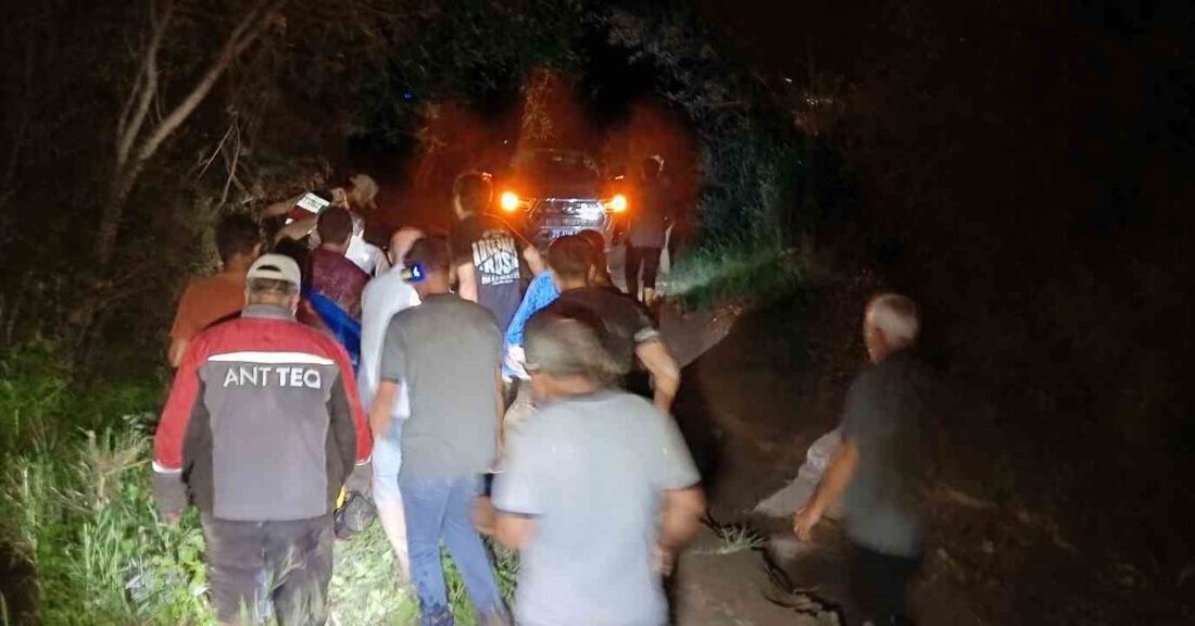 Erzurum’un Oltu ilçesinde sağanak yağış sele dönüştü, bir otomobil sel