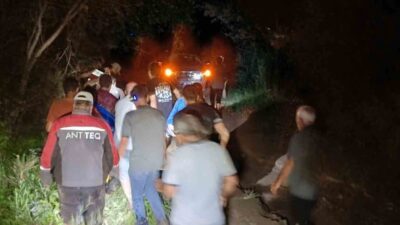 Erzurum’un Oltu ilçesinde sağanak yağış sele dönüştü, bir otomobil sel