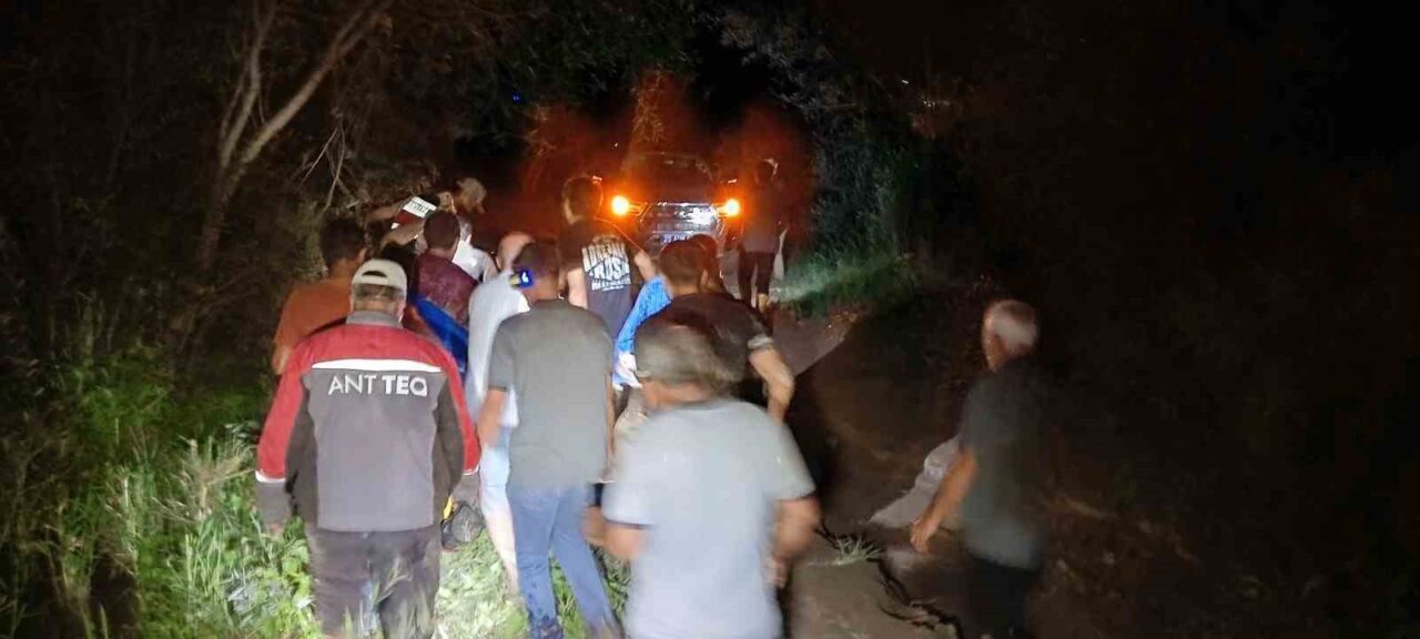 Erzurum’un Oltu ilçesinde sağanak yağış sele dönüştü, bir otomobil sel