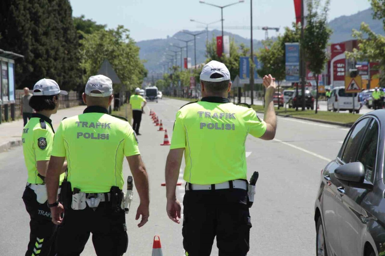 Ordu’da polis ekipleri tarafından trafik kazalarını azaltmaya yönelik yapılan denetimlerde