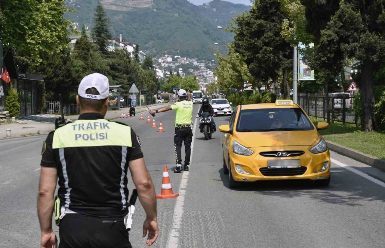 Ordu’da polis ekipleri tarafından trafik kazalarını azaltmaya yönelik yapılan denetimlerde