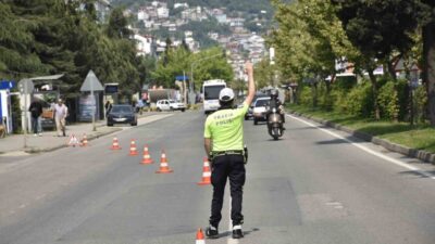 Ordu’da polis ekipleri tarafından trafik kazalarını azaltmaya yönelik yapılan denetimlerde