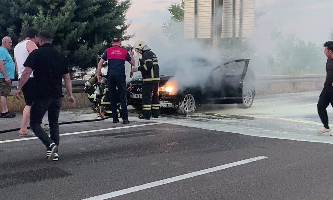 Ordu’nun Ünye ilçesinde seyir halindeyken motor kısmından alev alan otomobil,