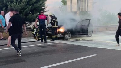 Ordu’nun Ünye ilçesinde seyir halindeyken motor kısmından alev alan otomobil,
