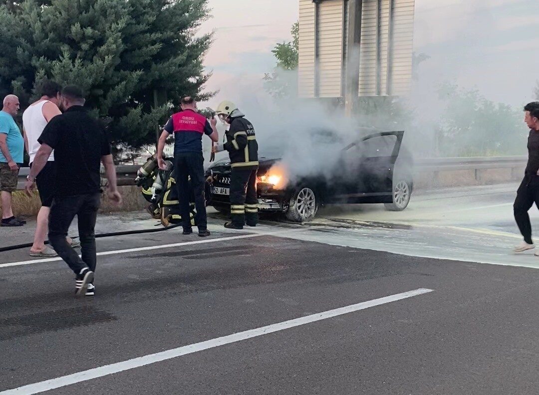 Ordu’nun Ünye ilçesinde seyir halindeyken motor kısmından alev alan otomobil,