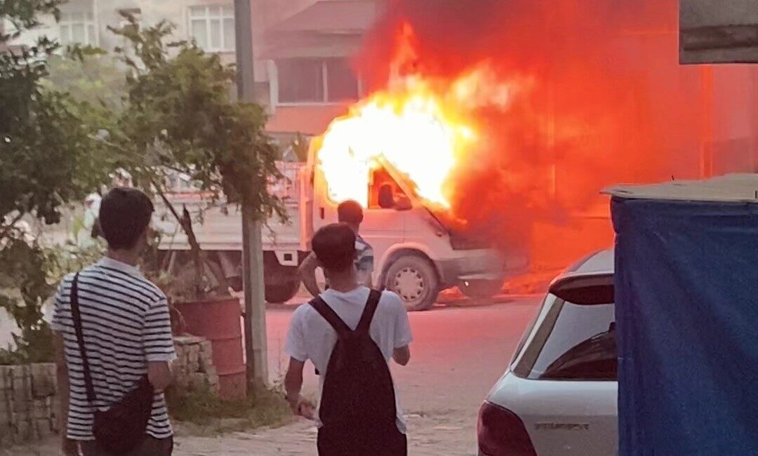 Ordu’nun Ünye ilçesinde park halindeki kamyonet alev alarak yandı. Yangın,