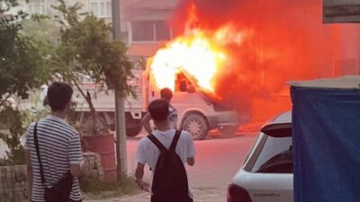 Ordu’nun Ünye ilçesinde park halindeki kamyonet alev alarak yandı. Yangın,