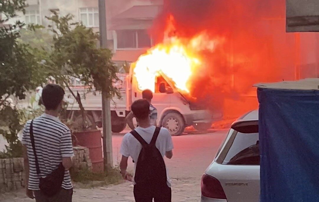 Ordu’nun Ünye ilçesinde park halindeki kamyonet alev alarak yandı. Yangın,