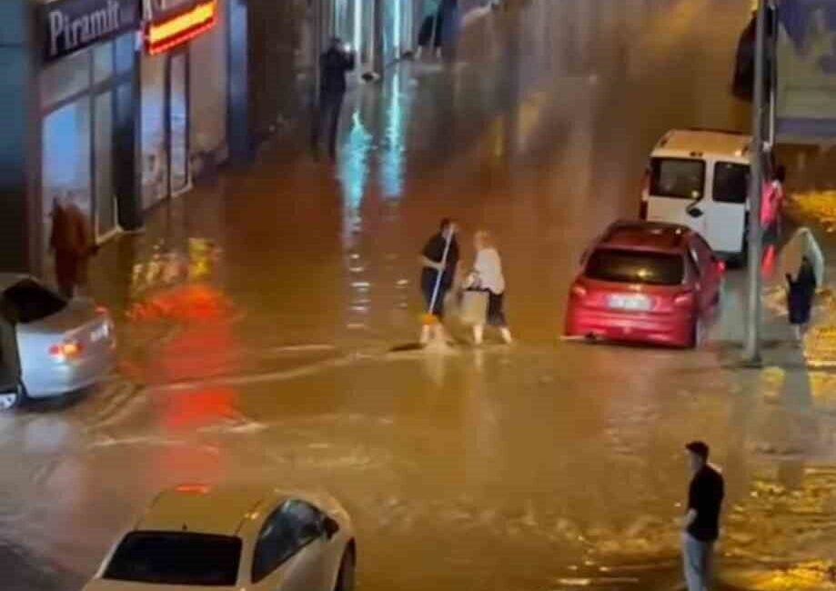 Ordu’nun Fatsa ilçesinde etkili olan sağanak şehrin bazı noktalarında taşkın