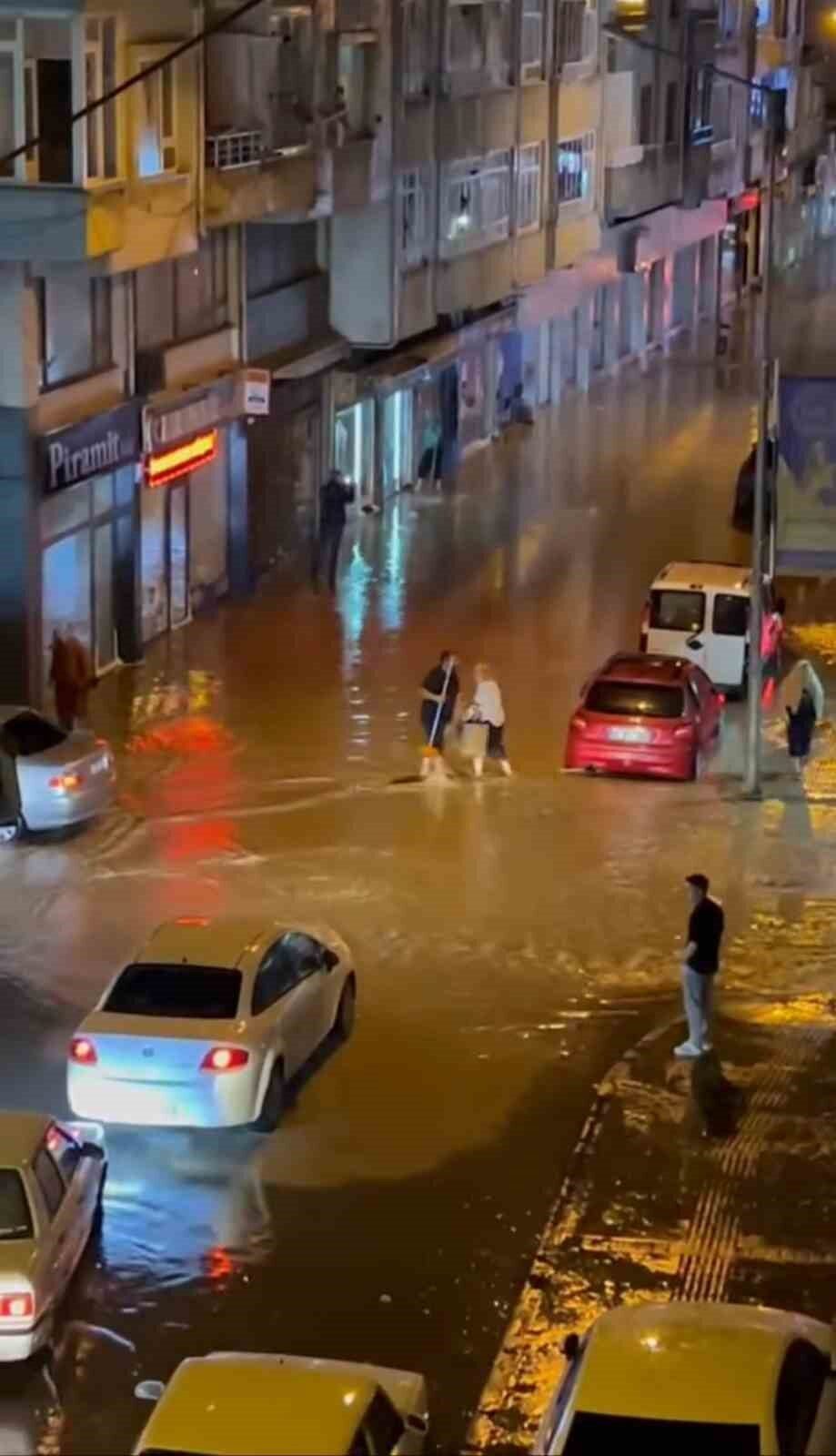 Ordu’nun Fatsa ilçesinde etkili olan sağanak şehrin bazı noktalarında taşkın