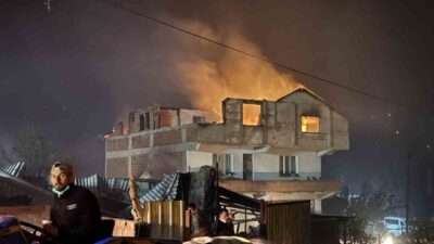 Sakarya’nın Geyve ilçesindeki ormanlık alanda başlayan ve mahalleye sıçrayan yangında