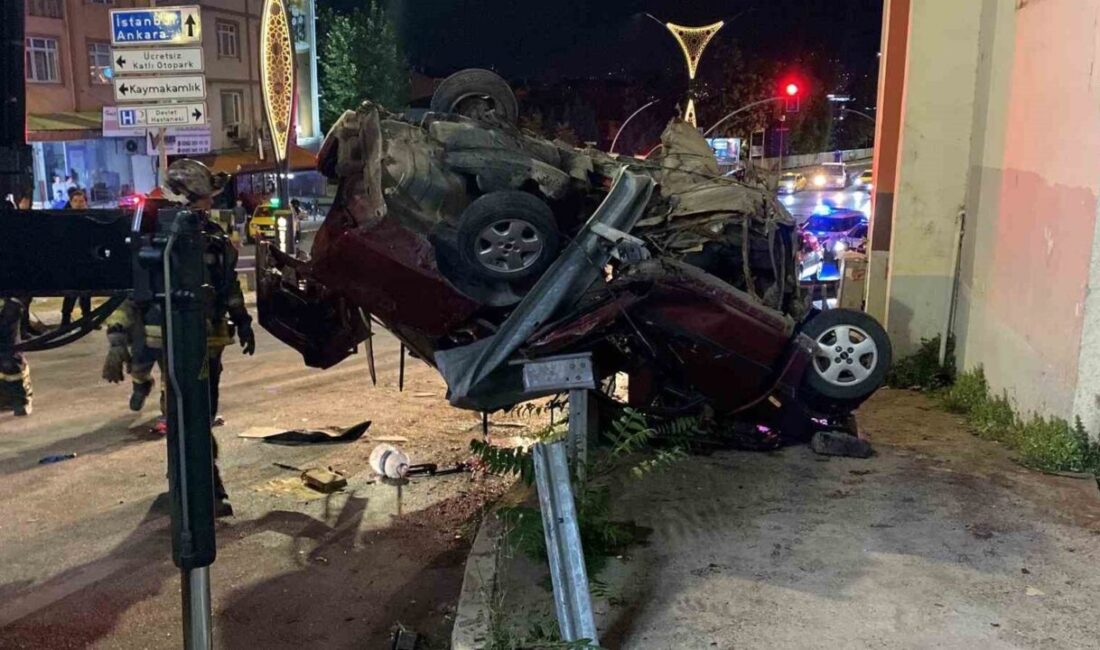 Kocaeli’nin İzmit ilçesinde rampa aşağı inen otomobilin, çarptığı bariyeri yaklaşık