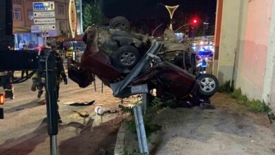 Kocaeli’nin İzmit ilçesinde rampa aşağı inen otomobilin, çarptığı bariyeri yaklaşık