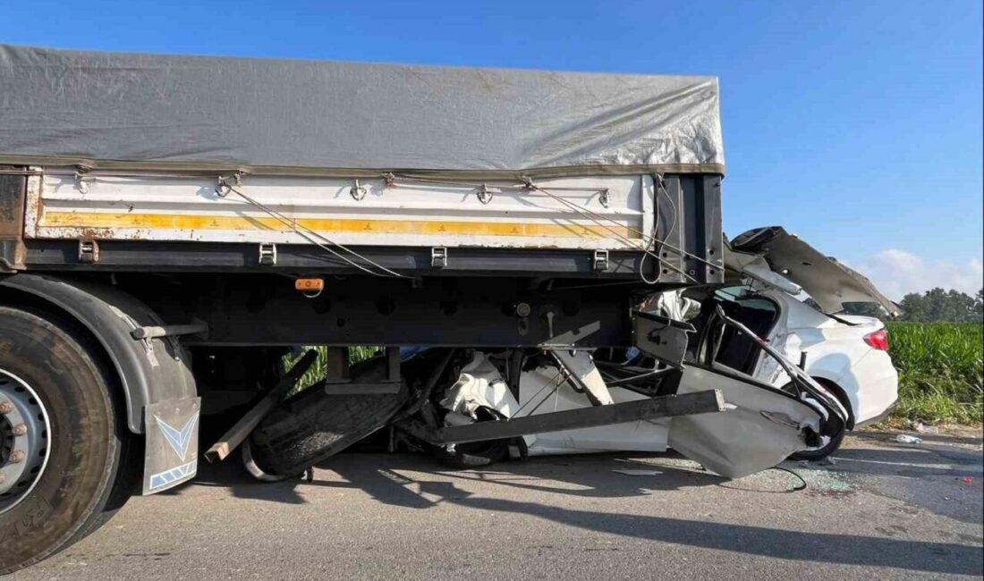 Sakarya’nın Karasu ilçesi D-650 kara yolunda otomobil, tıra adeta ok