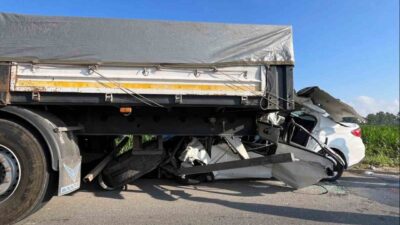 Sakarya’nın Karasu ilçesi D-650 kara yolunda otomobil, tıra adeta ok