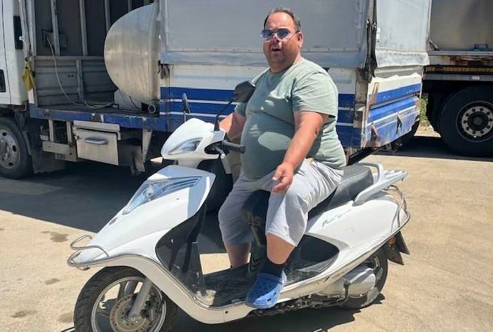 Sakarya’nın Kaynarca ilçesinde meydana gelen trafik kazasında otomobil ile çarpışan