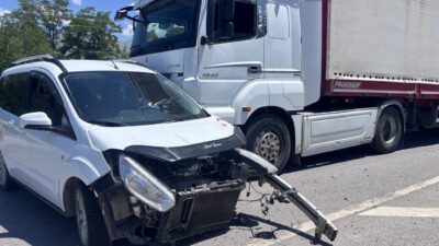 Erzincan-Erzurum kara yolunda otomobille tır çarpıştı. Kazada 2 kişi yaralandı.